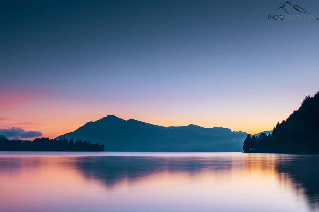 Ein farbenfrohes Bild vom Walchensee am Abend, nach der Bildbearbeitung