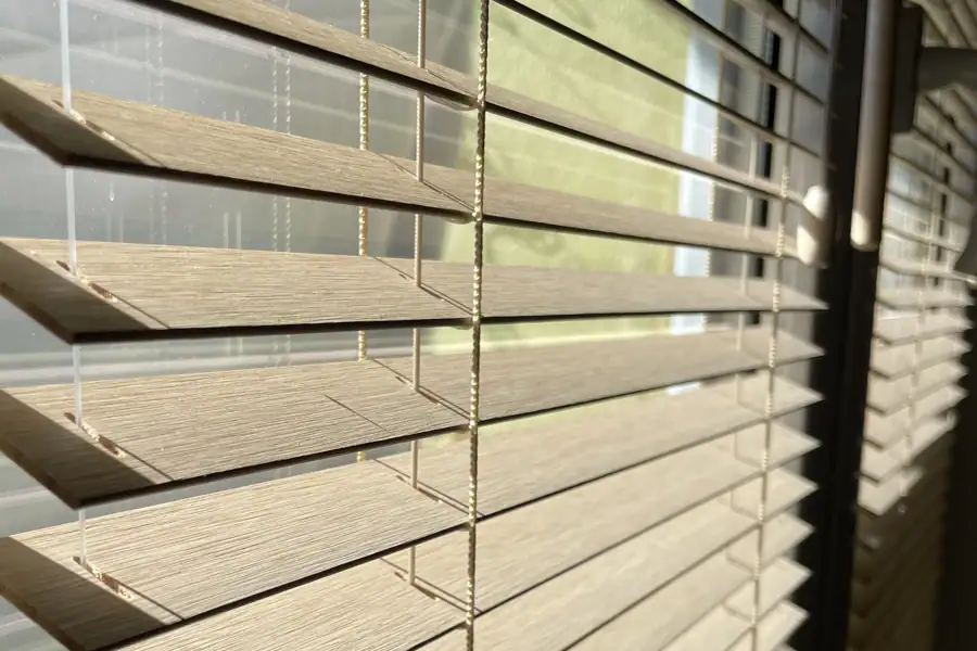 Dřevěné žaluzie v okně