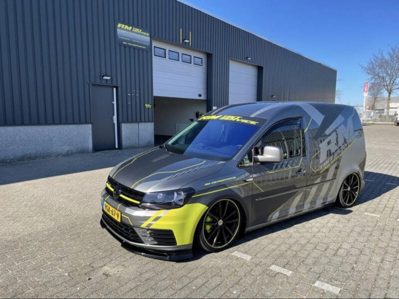 RM tintservice bedrijfswagen bestickering ramen blinderen chrome delete dot matrix