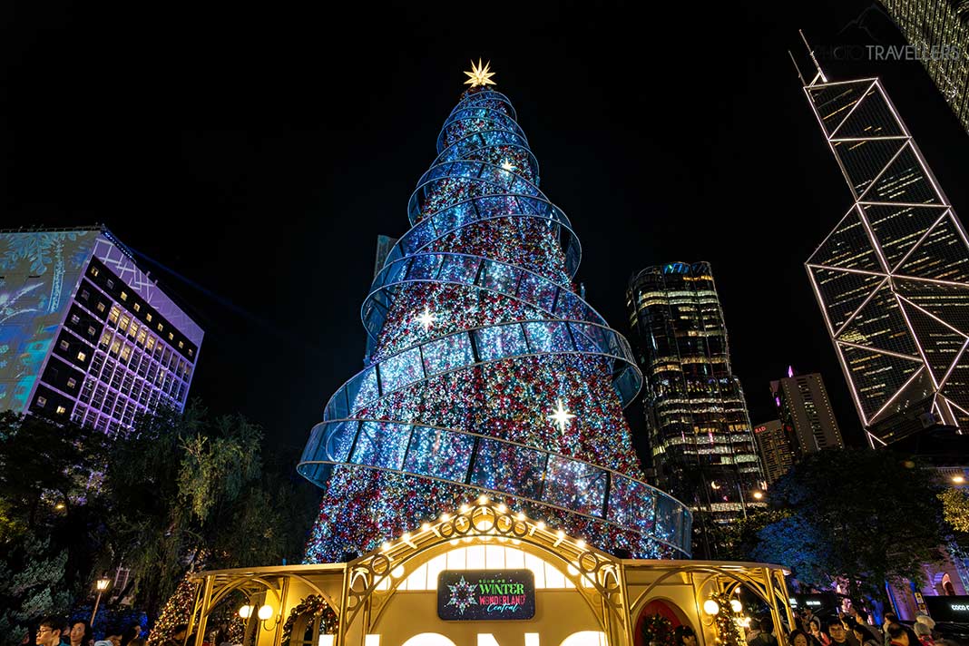 Der blau beleuchtete Weihnachtsbaum im Winter Wonderland in Central in Hongkong