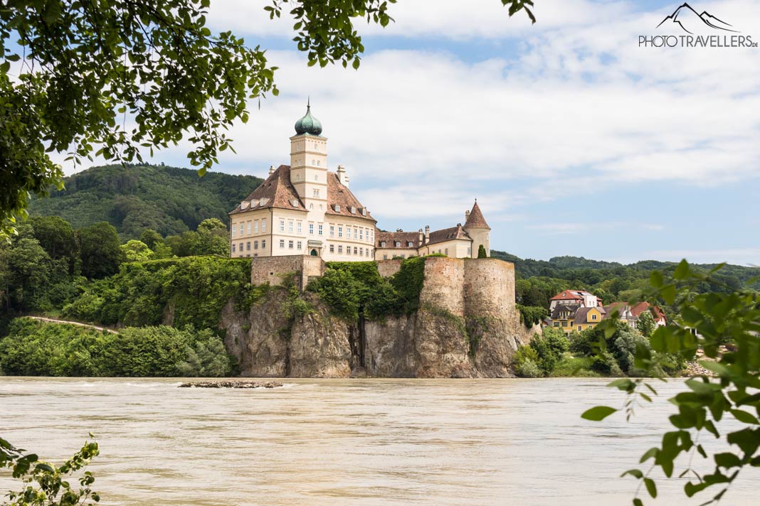 Der Blick über die Donau auf das Schloss Schönbühel, das auf einem hohen Felsen gebaut wurde