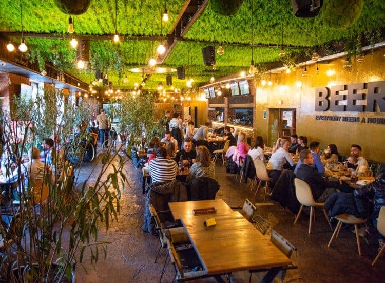 Weiss Beer Garden restaurant cu loc de joaca interior sector 6