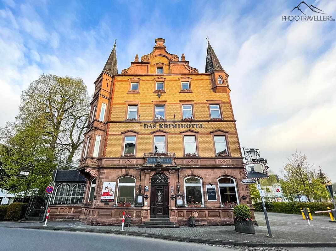 Fassade von außen des Krimi Hotels in Hillesheim