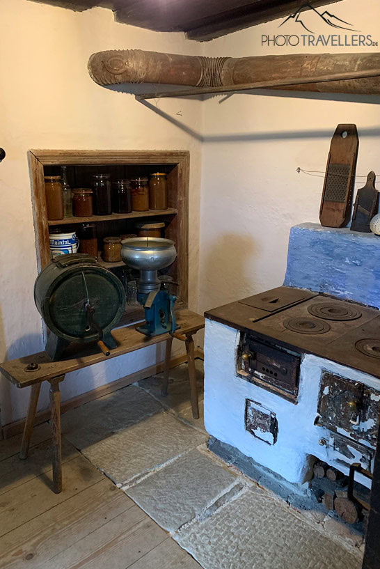 Eine Küche mit einem alten Herd im Bauernhaus des Freilichtmuseums Finsterau