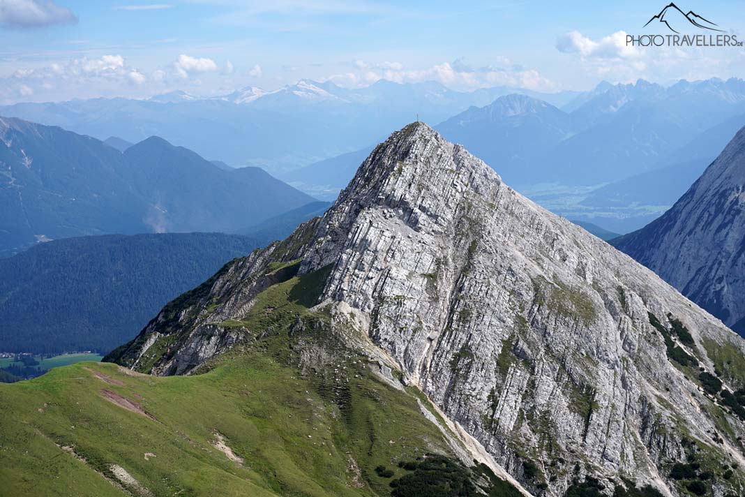 Der Blick aus der Ferne auf den Predigtstein, der wie eine Pyramide in den Himmel ragt