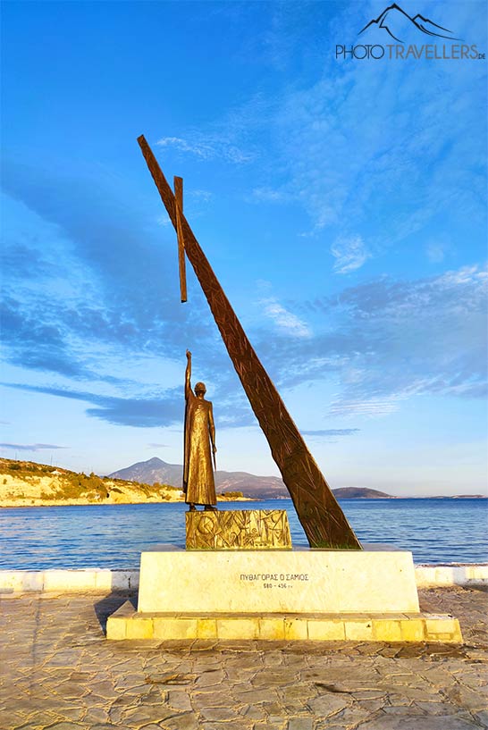 Das Denkmal zu Ehren des Mathematikers Pythagoras steht direkt am Hafenbecken von Pythagorion
