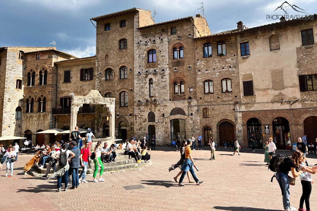Touristen auf der Piazza della Cisterna in San Gimignano