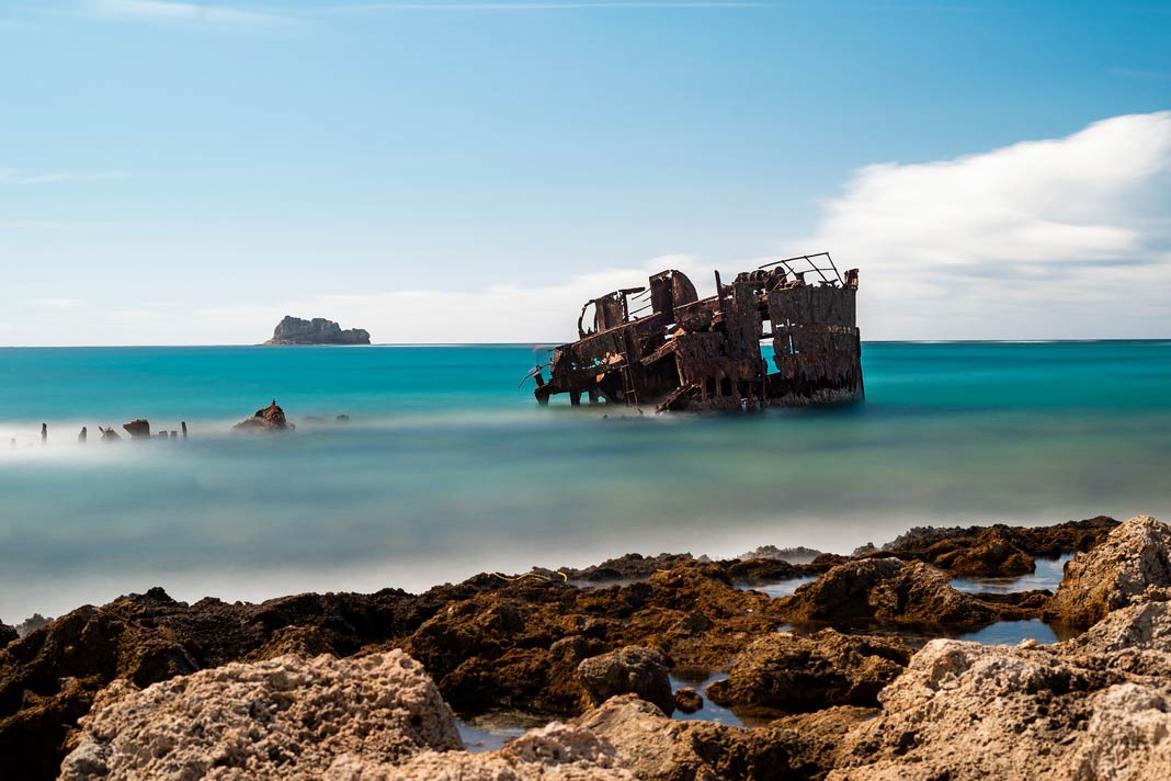 Das alte Schiffswrack am Strand der Insel Imeri Gramvousa