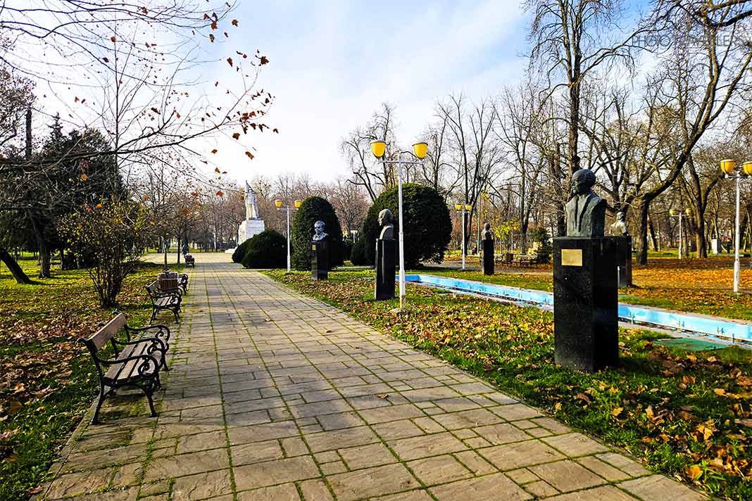Büsten rumänischer Persönlichkeiten stehen aufgereiht an einem Weg im Kathedralen-Park von Timisoara