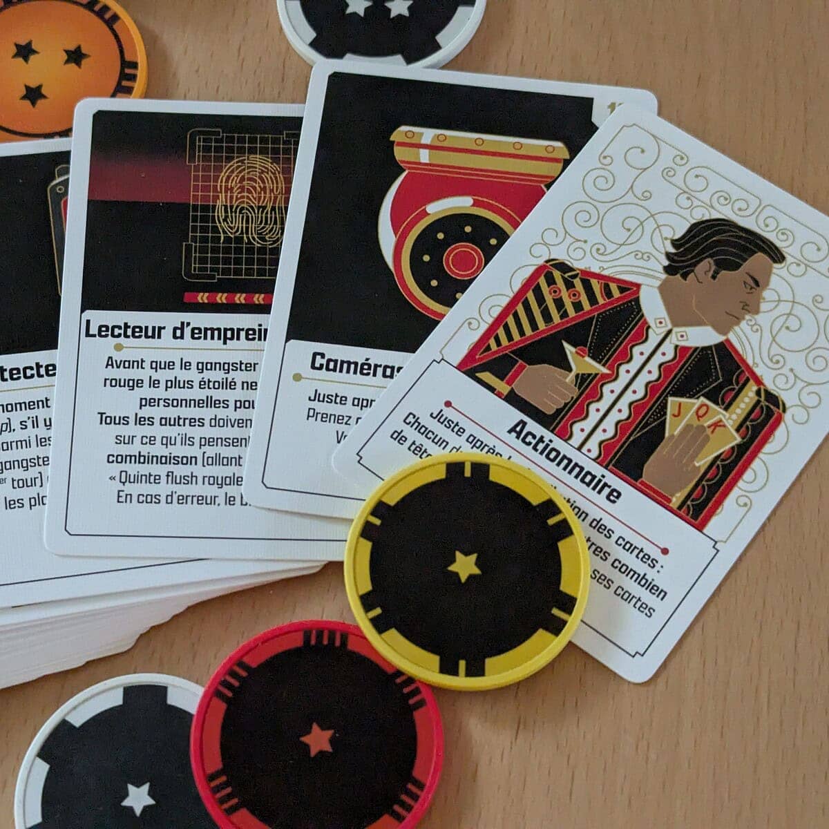 Fichiers de jeu de cartes avec illustrations de poker et jetons colorés, parfaits pour les jeux de société et le divertissement en famille ou entre amis.