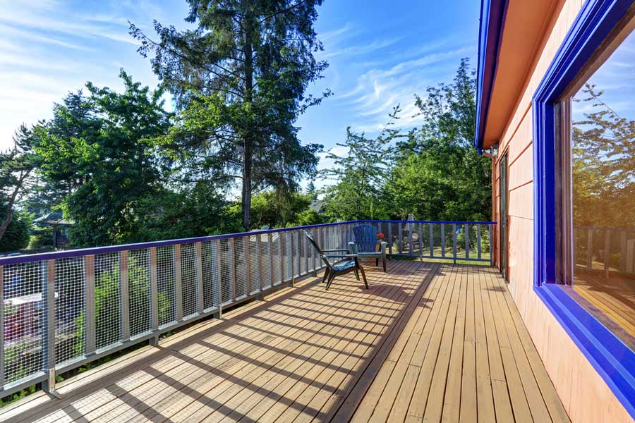 Balkon mit Holzboden