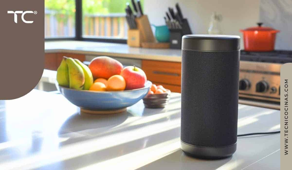 Asistente de voz en cocina moderna, ejemplo de ubicación estratégica para mejorar la experiencia sonora.
