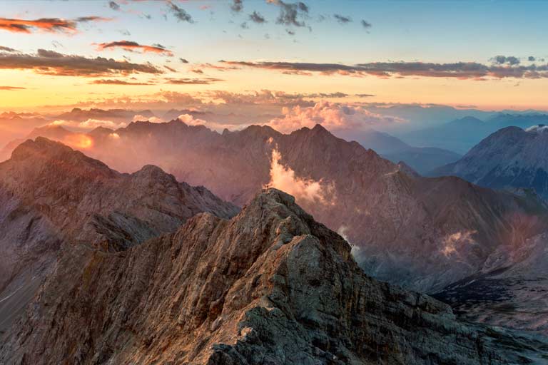 startseite-zugspitze-wanderung Blick von der Zugspitze in Richtung Sonnenaufgang