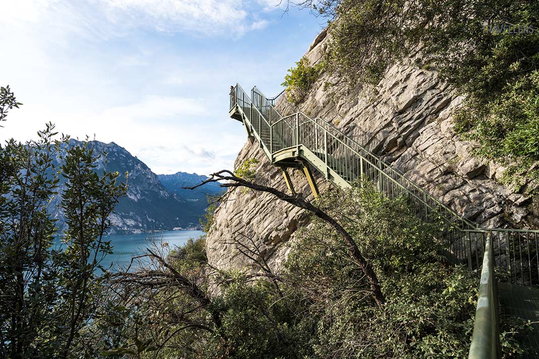 Reisebloggerin Biggi Bauer auf dem Panoramaweg Sentiero Panoramico Busatte Tempesta am Gardasee