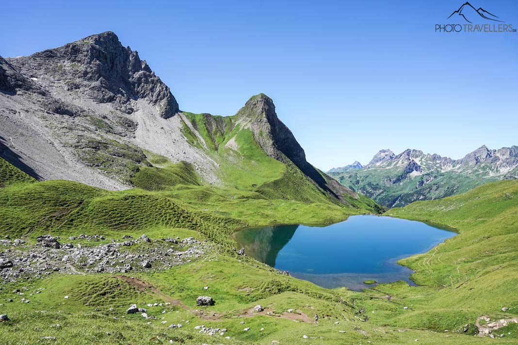 Der Blick auf den schönen Rappensee im Allgäu, gelegen zwischen hohen Bergen