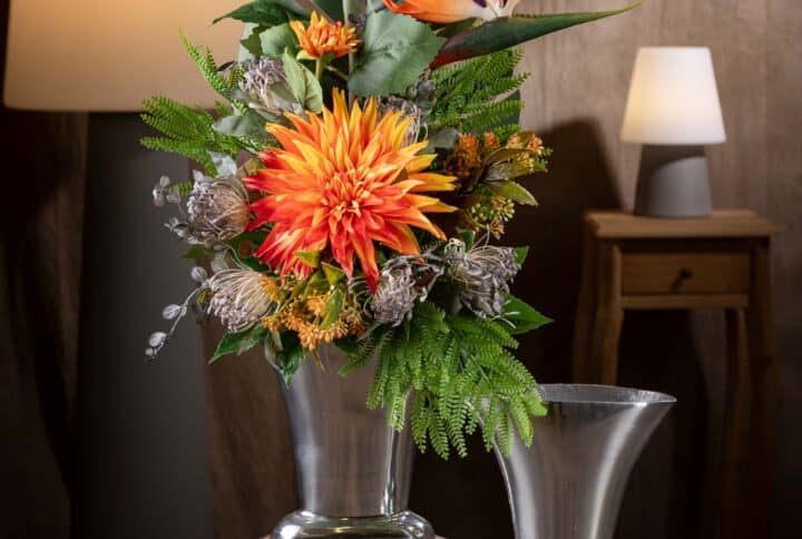 AOFOX Fiori artificiali del cimitero con vaso, fiori di pietra funebre Mazzo di rosa, fiori commemorativi del cimitero per gli arrangiamenti della tomba Set di 2 (Rosso