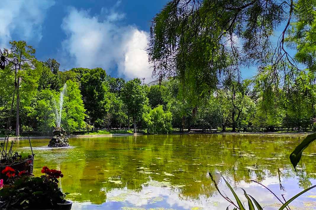Der Cismigiu-Park mit einem grünen Teich in der Mitte
