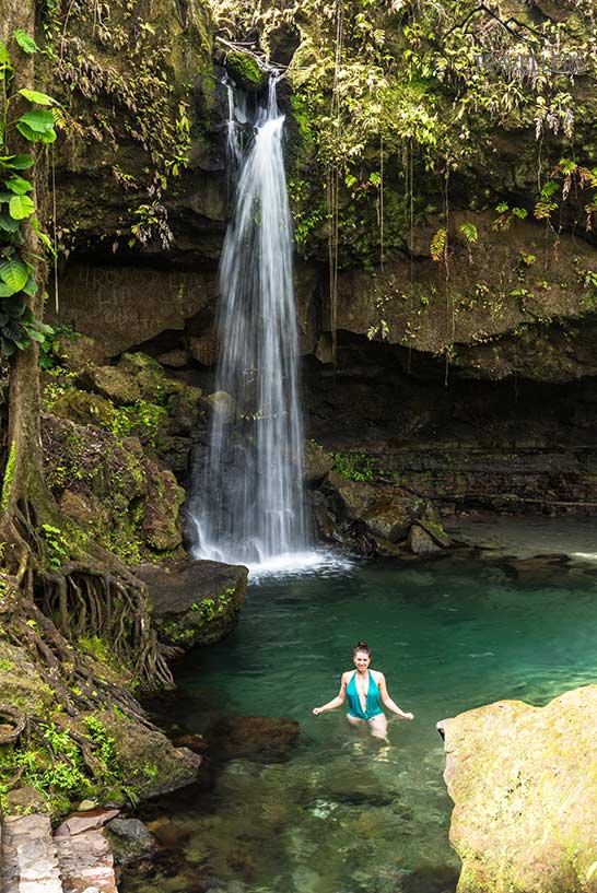Reisebloggerin Biggi Bauer in einem grünen Badeanzug im Wasser vom Emerald Pool auf Dominica