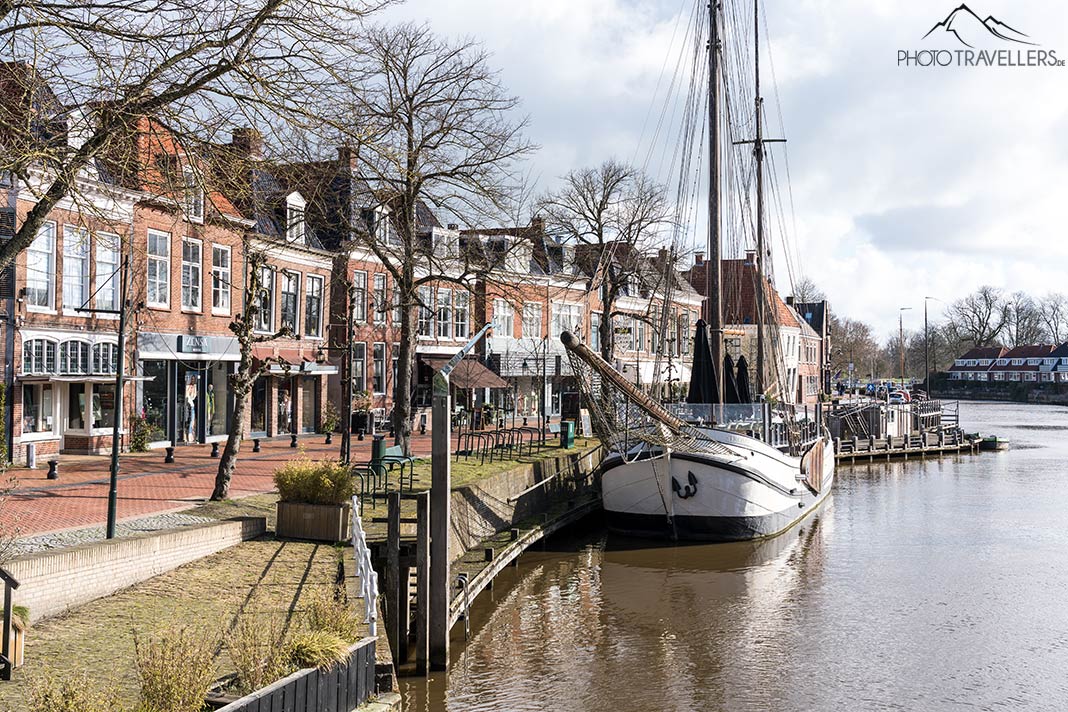 Ein Kanal mit einem Schiff in der Stadt Dokkum