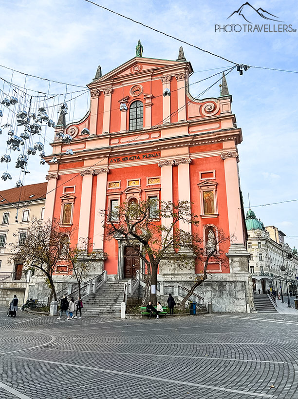 Blick auf die rosa Franziskanerkirche Mariä Verkündigung