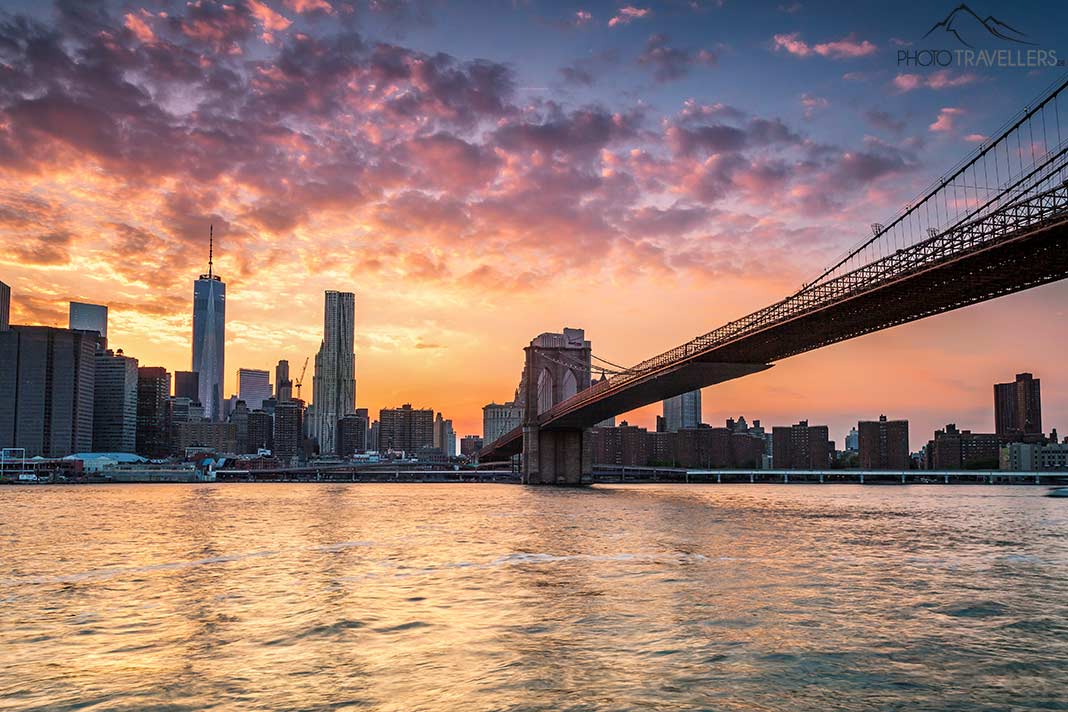 Der bunte Abendhimmel über der Brooklyn Bridge