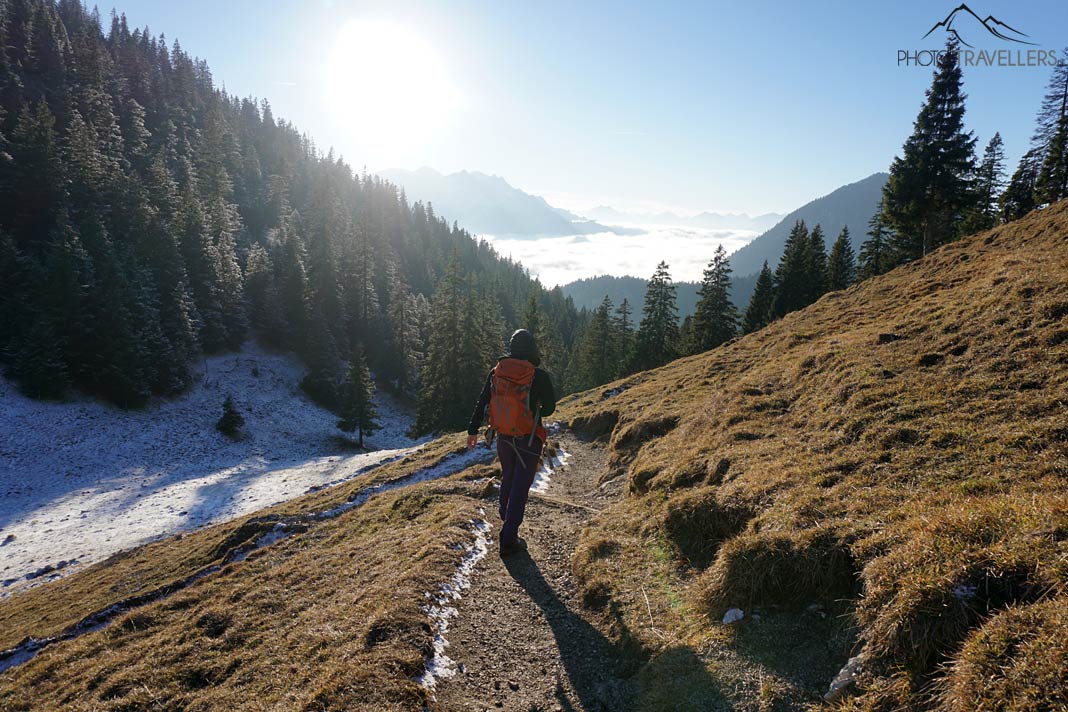 Reisebloggerin Biggi Bauer steigt einen Wanderweg ab