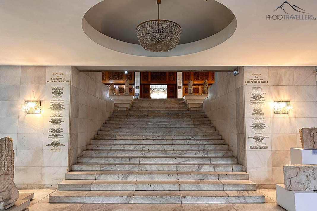 Eine breite Treppe im Nationalen Historischen Museum in Sofia