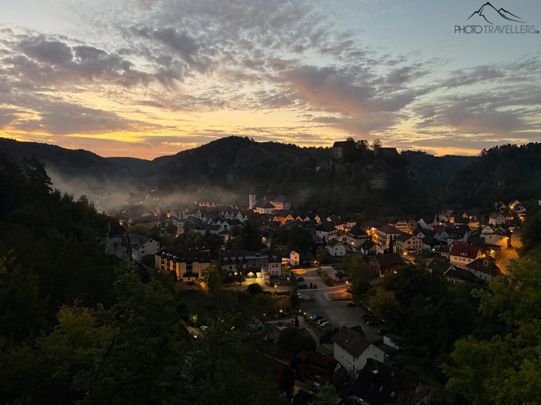 Morgenstimmung über Pottenstein und der Burg Pottenstein