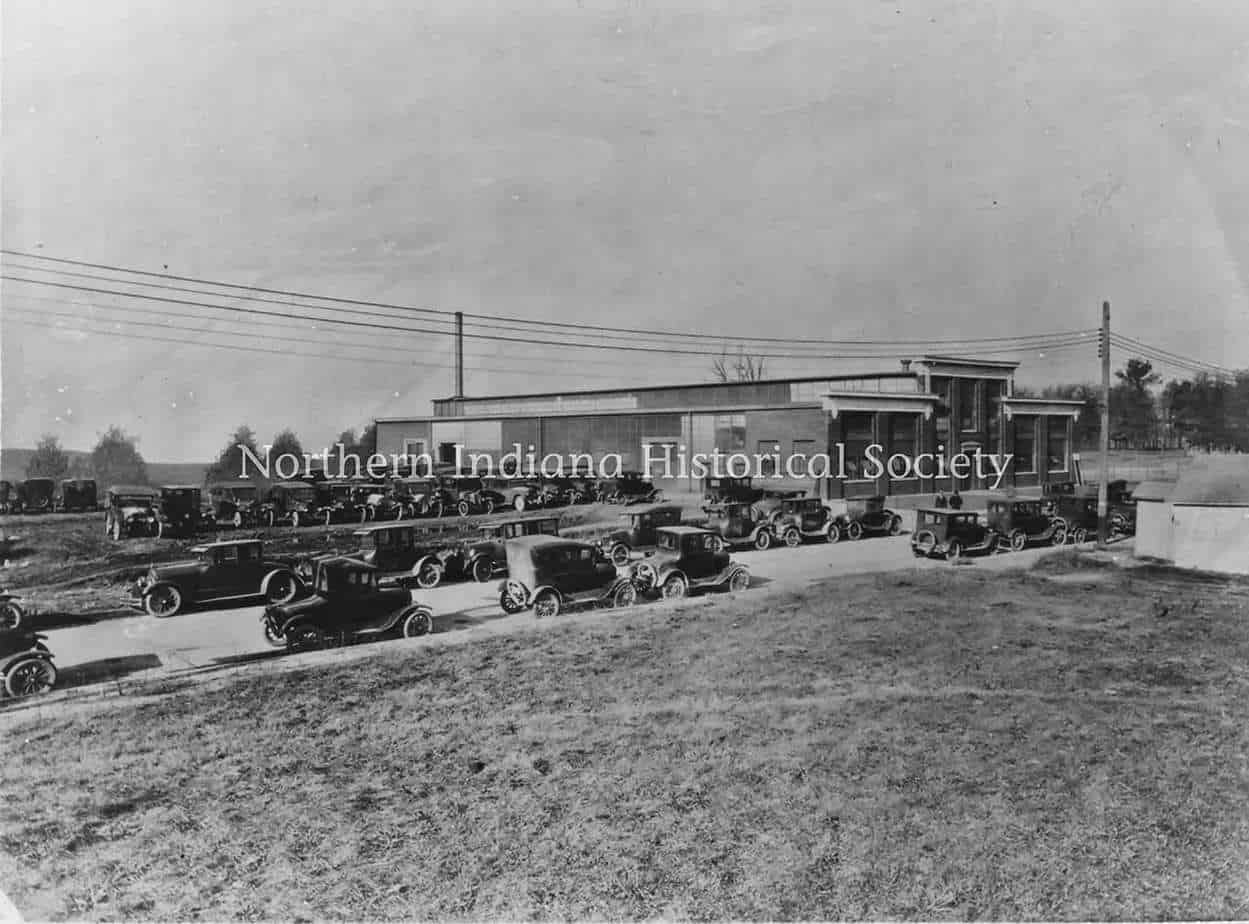 Bendix Plant 1923 ph 7327 (P.R. Leatherwood) (1) Parking lot with vintage cars in front of The History Museum, Northern Indiana Historic Society historic site, early 20th-century architecture.