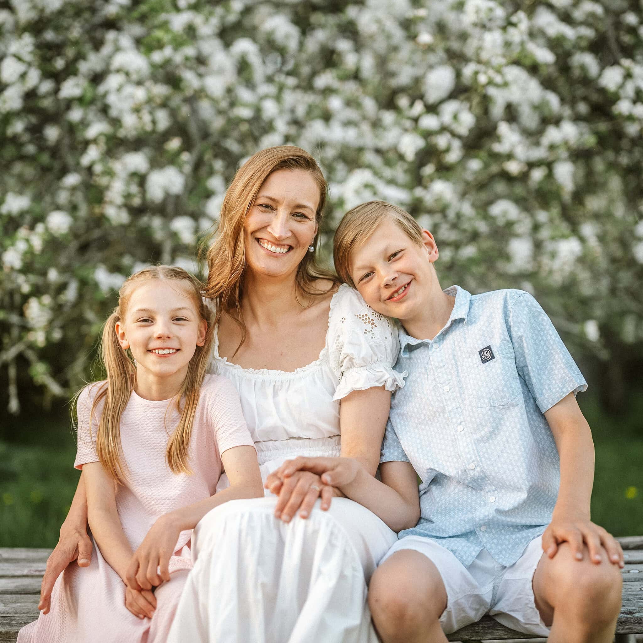 Niki Strbian omenatarha Malminkartano perhekuvaus apple blossoms 61