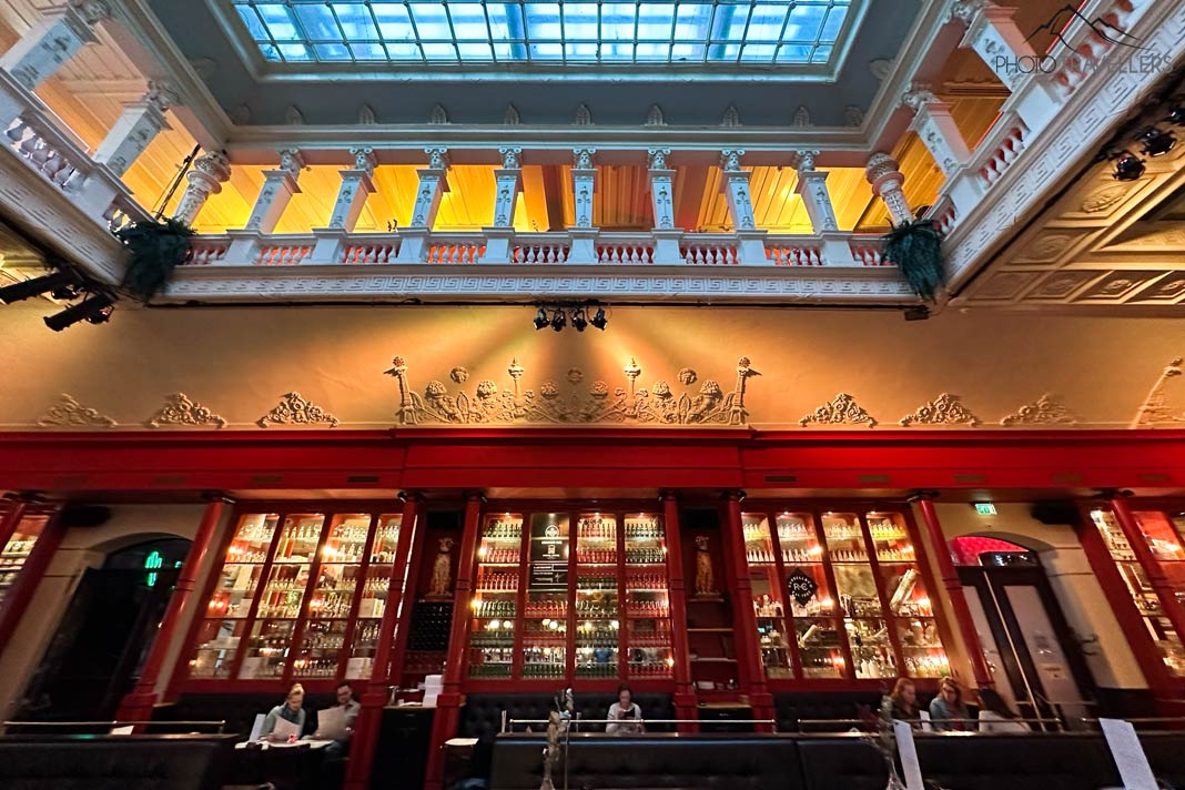 Der imposante Innenraum des alten Kaufhaus' Winkel van Sinkel in Utrecht