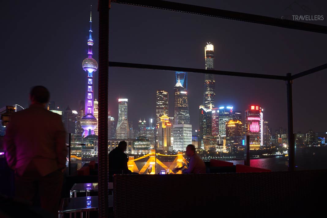 Der Blick aus der Roosevelt Sky Bar in Shanghai auf die bunten Wolkenkratzer in Pudong