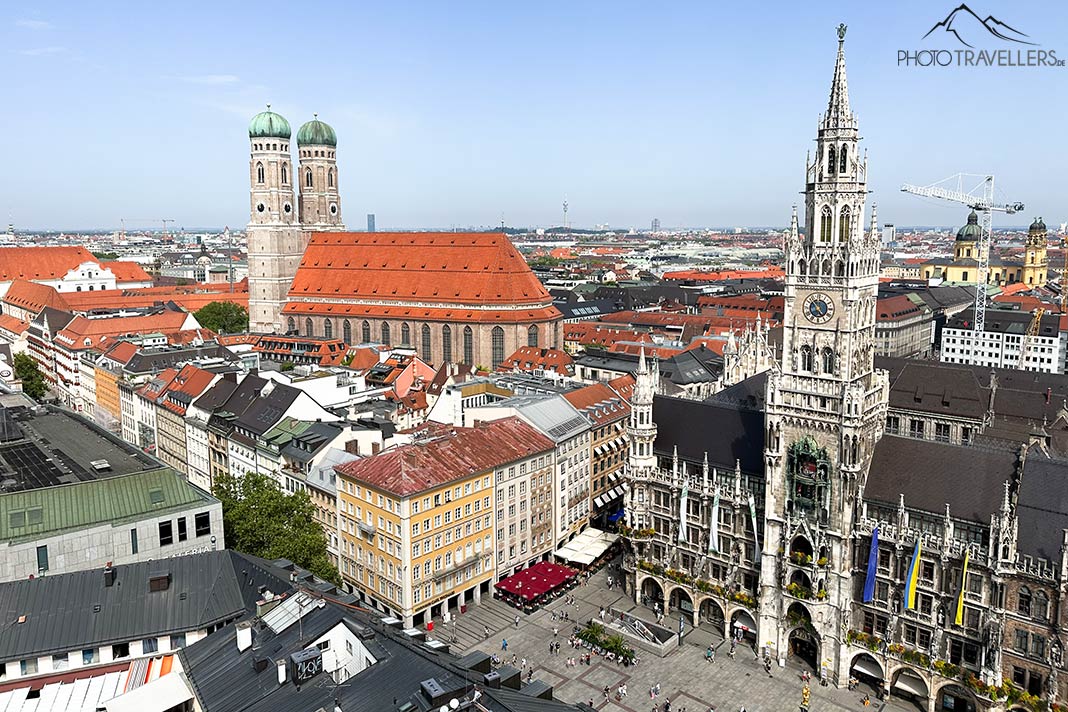 Der Blick vom Alten Peter auf den Marienplatz mit dem Neuen Rathaus und auf die Frauenkirche