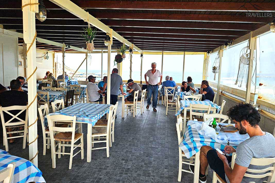 In der Taverna "Milos" finden sich zu jeder Tageszeit Gäste ein