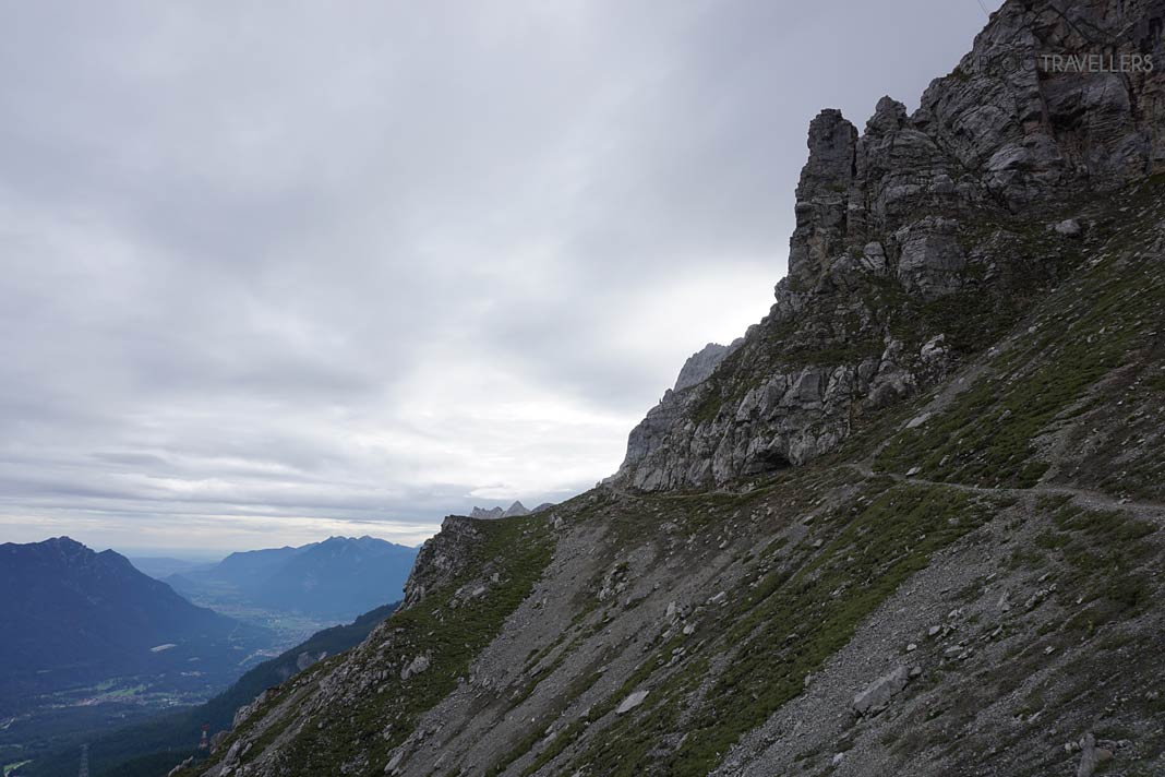 Der Georg Jäger Steig verläuft in einer steilen Felswand