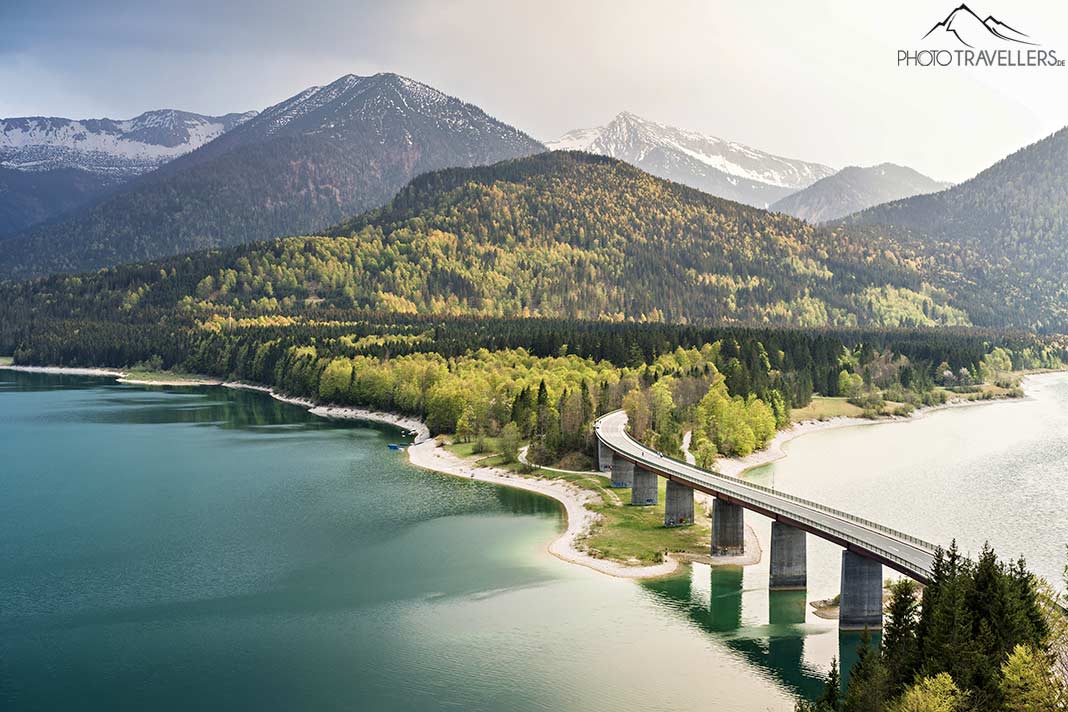 Der Faller-Klamm-Brücke, die über den Sylvensteinsee führt