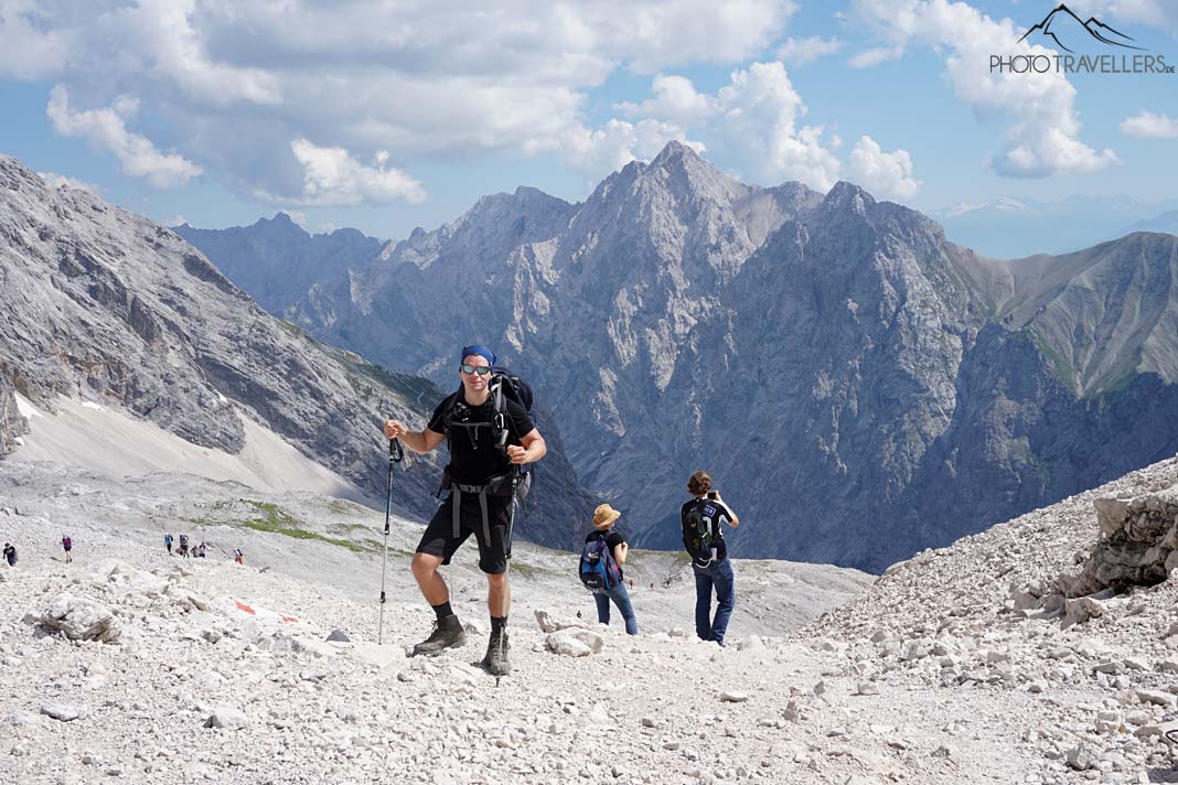 Reiseblogger Florian Westermann auf dem Wanderweg zur Zugspitze, dahinter der Hochwanner