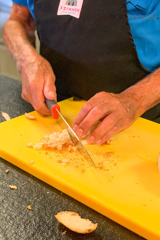 Schorsch schneidet akribisch das Brot