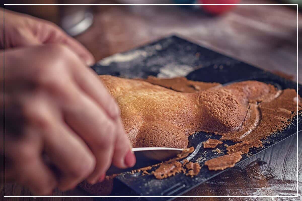 Saftiges Osterlamm aus der Form lösen nach dem Backen