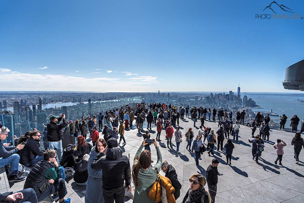 Besucher auf der Aussichtsplattform Edge in New York mit Blick über die Stadt