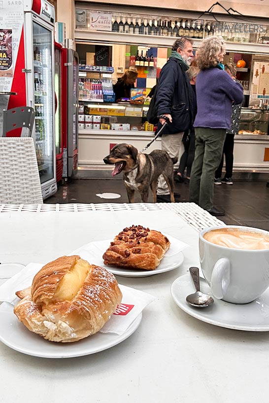 Zwei süße Teilchen und ein Kaffee am Mercato di Testaccio in Rom