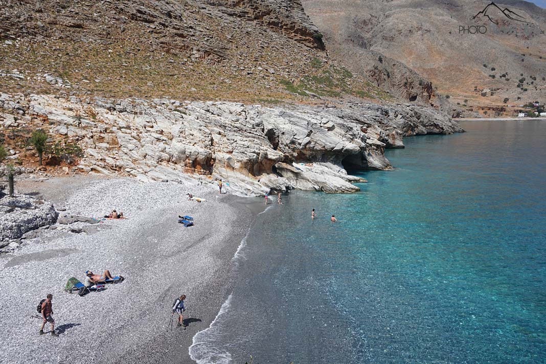 Ein paar wenige Badegäste am Marmara Beach auf Kreta