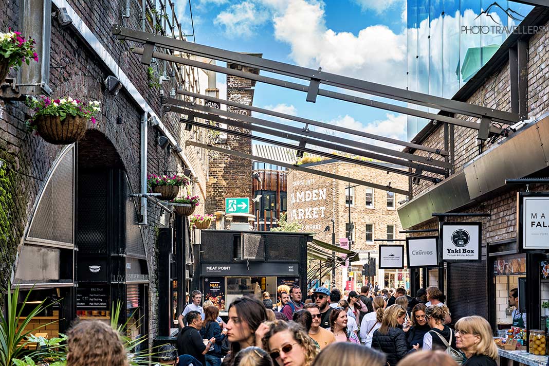 Besucher auf dem Camden Market, London