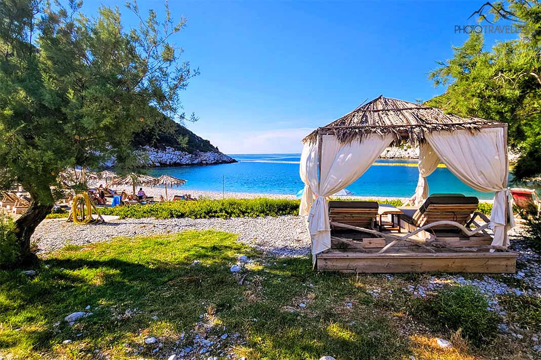 Sonnenbett und Rasen direkt am vom Felsen umrahmten Glystery Beach