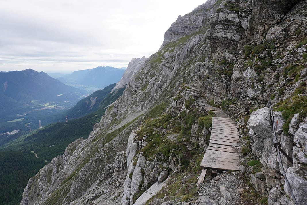 Eine Holzbrücke mit Seilsicherung auf dem Georg Jäger Steig