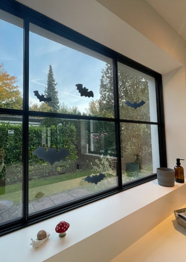 Fledermaus Deko am Fenster selbermachen mit der Bastelvorlage
