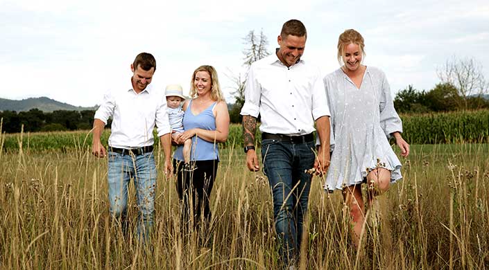 Bild von HeRo-Holzbau Inhabern mit Familie
