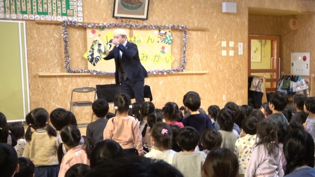 保育園・幼稚園のお楽しみ会にマジシャンを呼ぼう!園長先生のための完全ガイド【2026年版】 3 保育園の新年お楽しみ会でゾンビボールマジックに真剣な表情で見入る園児たち