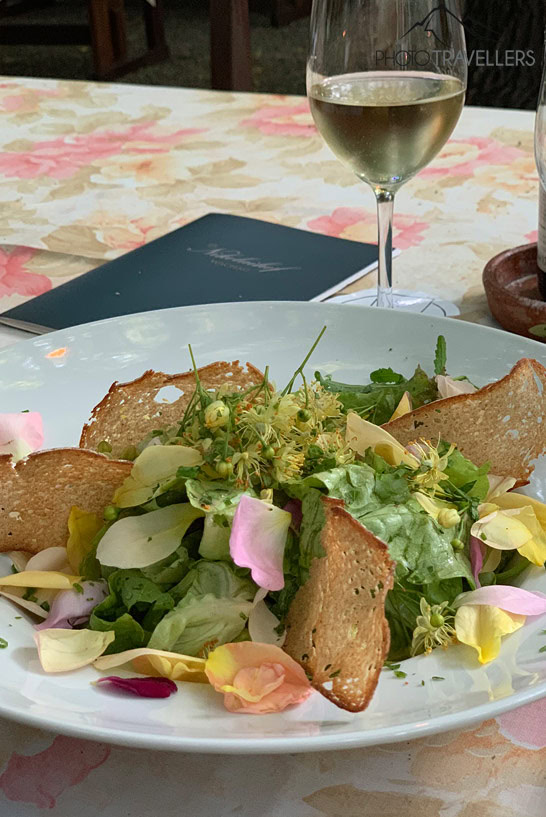 Ein Rosenblütensalat im Nikolaihof Mautern in der Wachau