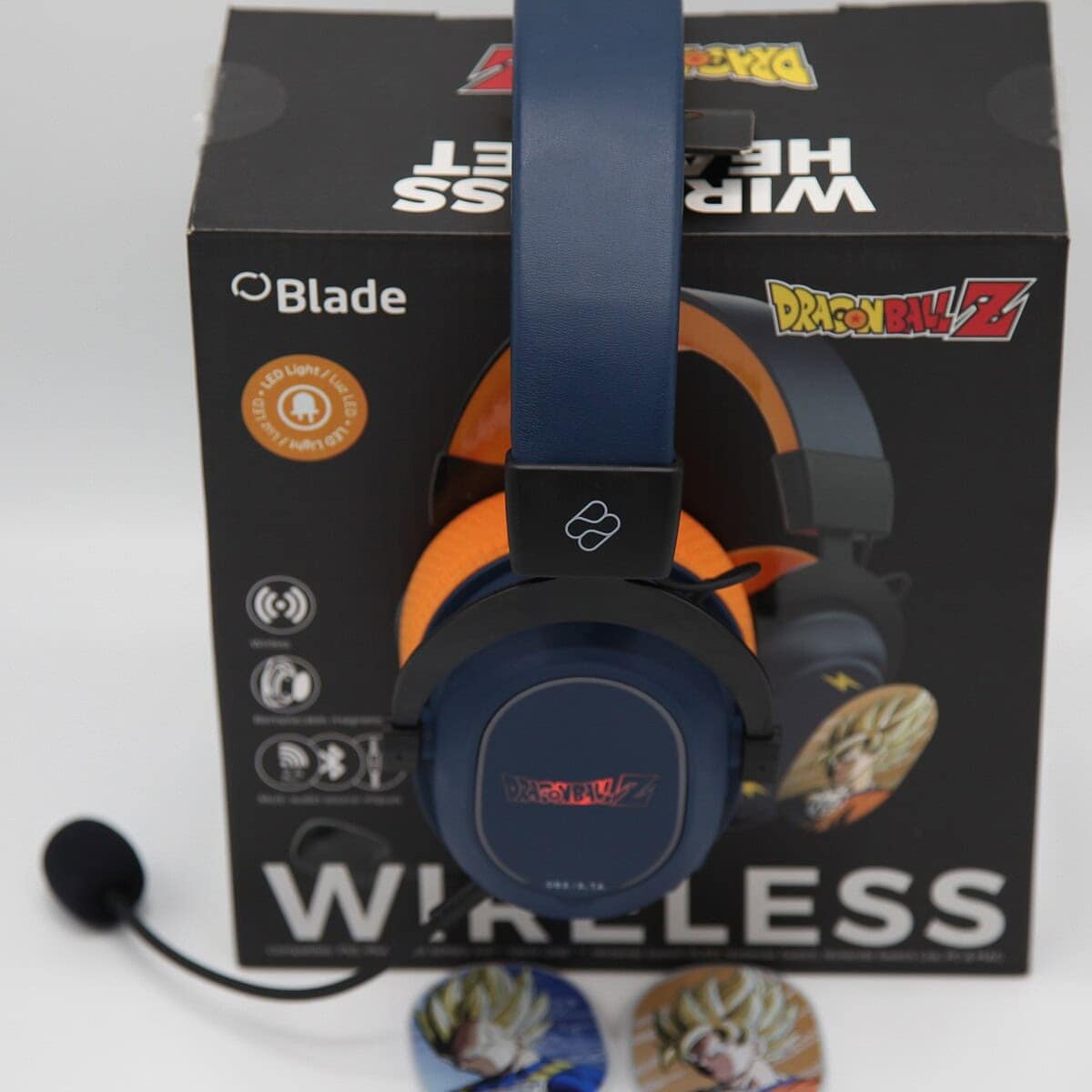Fichier : casque gaming Dragon Ball Z sans fil avec micro et stickers Dragon Ball Z.